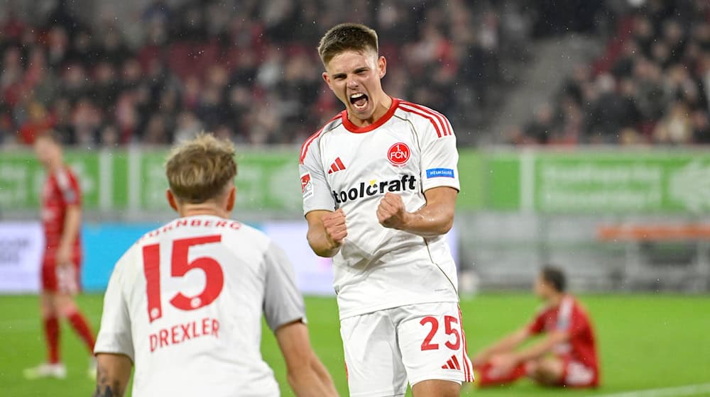 Nürnbergs Matchwinner Finn Becker (r) jubelt nach seinem Siegtor. / Foto: Anke Waelischmiller/dpa