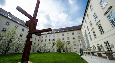 Ein Mitarbeiter wählte wegen einer stinkenden Flüssigkeit am Eingang des Ordinariat den Notruf. (Symbolbild) / Foto: picture alliance / dpa