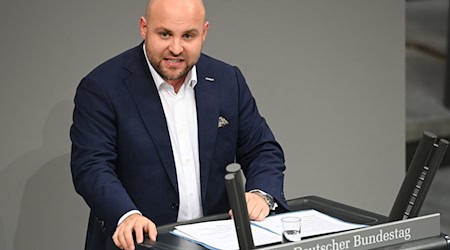 Vertrauter von Parteichefin Alice Weidel und außenpolitischer Sprecher der AfD-Fraktion: Markus Frohnmaier plant Russland-Besuch. (Archivbild) / Foto: Niklas Graeber/dpa