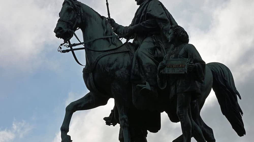 Am Odeonsplatz in München erinnert ein Reiterstandbild an König Ludwig I. / Foto: Malin Wunderlich/dpa