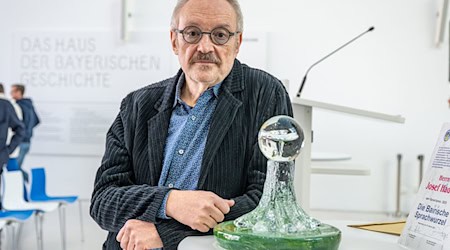 Der österreichische Kabarettist Josef Hader ist mit der «Bairischen Sprachwurzel» geehrt worden. / Foto: Armin Weigel/dpa
