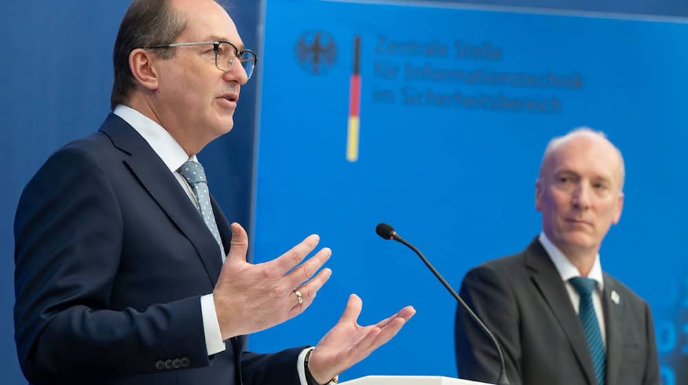 Nach den Worten von Innenminister Dobrindt steht die Vereinbarung mit den islamistischen Taliban über Abschiebungen nach Afghanistan vor dem Abschluss.  / Foto: Peter Kneffel/dpa