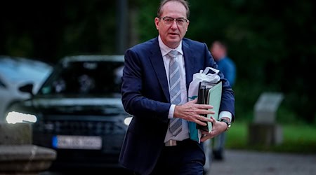 Alexander Dobrindt setzt auf eine Verschärfung der Asylpolitik. (Archivbild) / Foto: Kay Nietfeld/dpa