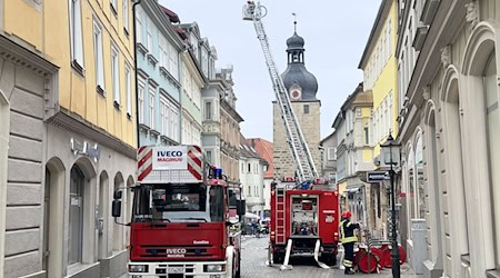 Die Einsatzkräfte konnten den Brand im Dachgeschoss löschen. / Foto: Daniel Vogl/dpa