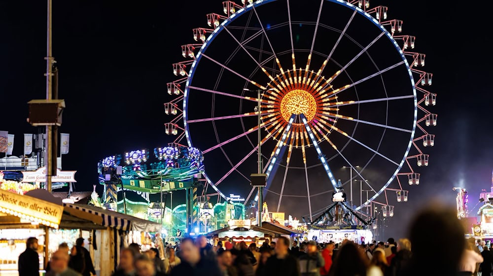 Das Münchner Oktoberfest im Dunklen. Hier soll am Abend eine Drohne geflogen sein. (Archivbild) / Foto: Daniel Karmann/dpa