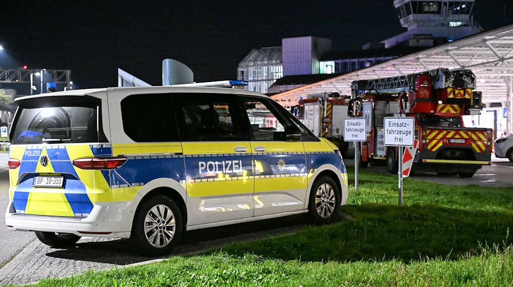 Polizei und Feuerwehr sind nach Drohnensichtungen und Flugausfällen am Flughafen München im Einsatz. / Foto: Jason Tschepljakow/dpa