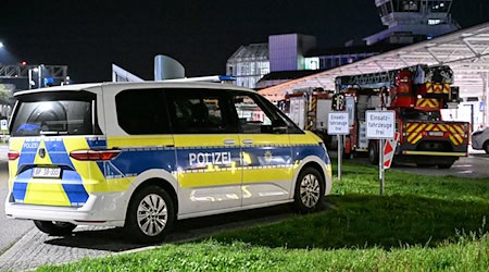 Polizei und Feuerwehr sind nach Drohnensichtungen und Flugausfällen am Flughafen München im Einsatz. / Foto: Jason Tschepljakow/dpa