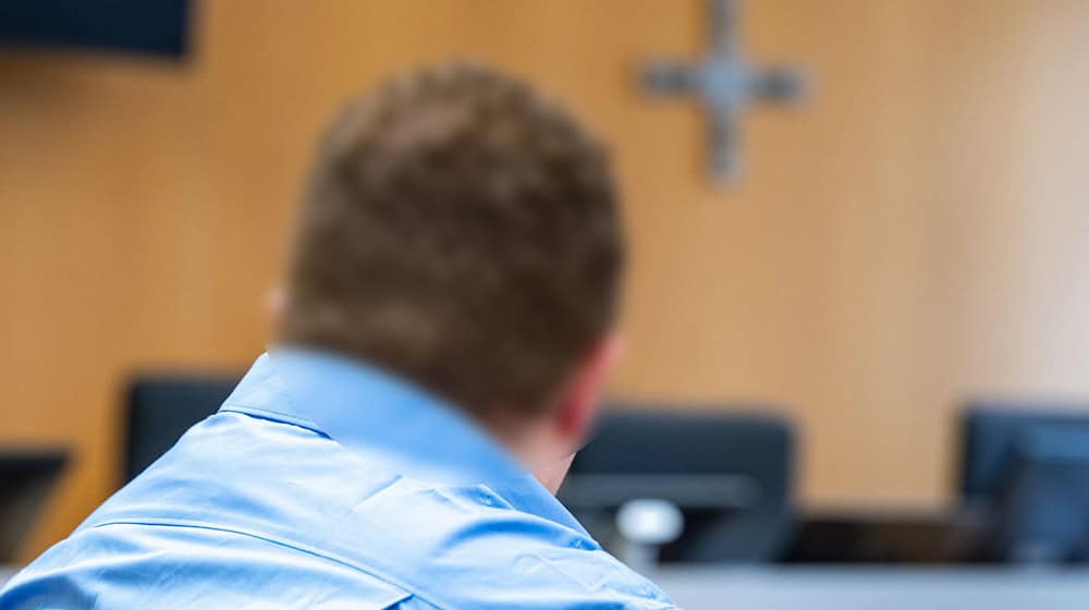 Mit Desinfektionsmittel als Brandbeschleuniger zündete ein 33-Jähriger in Landshut nach Überzeugung der Richter die Haare seiner pflegebedürftigen Großmutter an. Die Seniorin erlag knapp vier Wochen nach der Tat ihren Verletzungen. Jetzt ist der Mann verurteilt worden. / Foto: Armin Weigel/dpa Mit Desinfektionsmittel als Brandbeschleuniger zündete ein 33-Jähriger in Landshut nach Überzeugung der Richter die Haare seiner pflegebedürftigen Großmutter an. Die Seniorin erlag knapp vier Wochen nach der Tat ihren Verletzungen. Jetzt ist der Mann verurteilt worden. / Foto: Armin Weigel/dpa