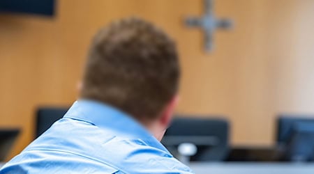 Mit Desinfektionsmittel als Brandbeschleuniger zündete ein 33-Jähriger in Landshut nach Überzeugung der Richter die Haare seiner pflegebedürftigen Großmutter an. Die Seniorin erlag knapp vier Wochen nach der Tat ihren Verletzungen. Jetzt ist der Mann verurteilt worden. / Foto: Armin Weigel/dpa