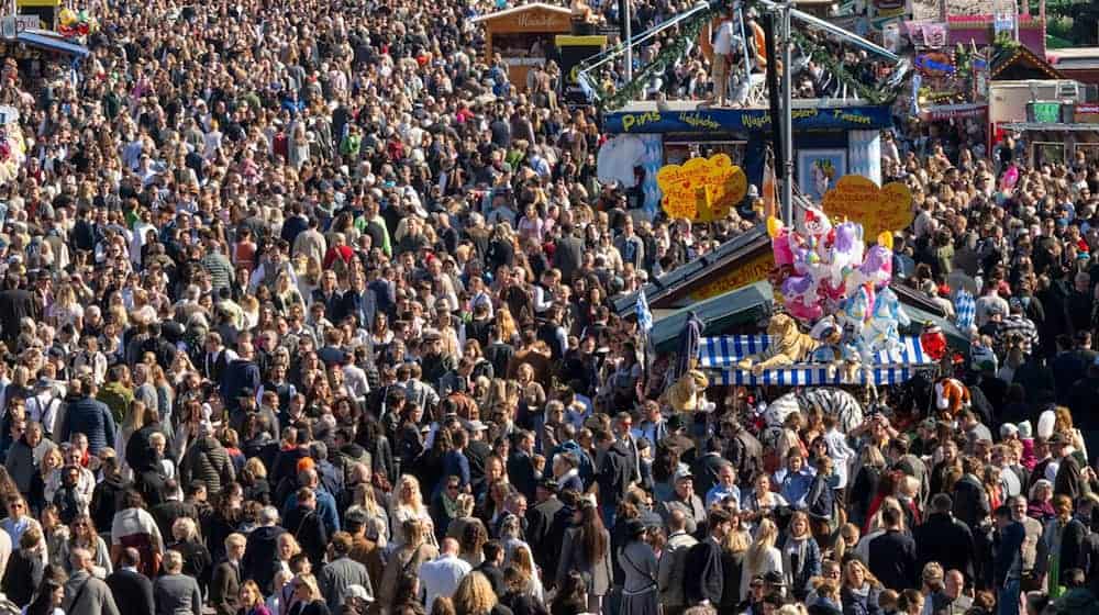 Gleich an zwei Tagen musste die Wiesn wegen Überfüllung geschlossen werden.  / Foto: Peter Kneffel/dpa