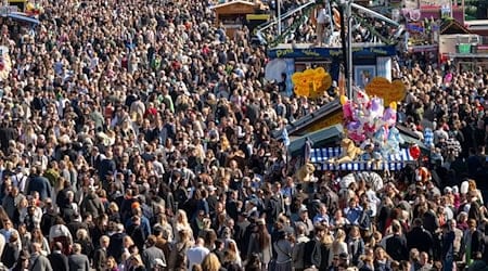 Gleich an zwei Tagen musste die Wiesn wegen Überfüllung geschlossen werden.  / Foto: Peter Kneffel/dpa