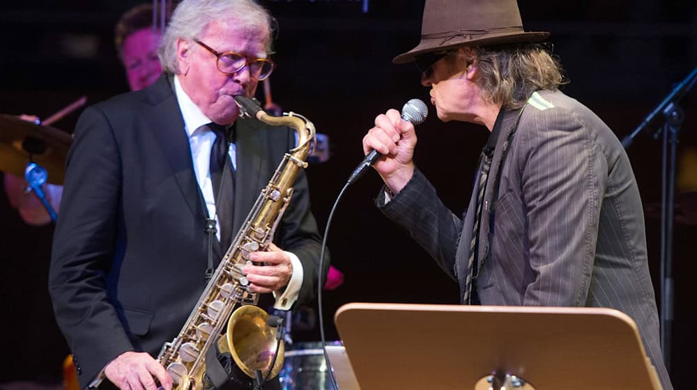 Doldinger musizierte immer wieder mit Lindenberg - wie hier 2016 bei einem Konzert in Düsseldorf zu Doldingers 80. Geburtstag. (Archivbild) / Foto: picture alliance / dpa