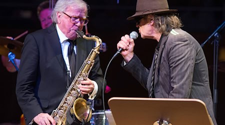 Doldinger musizierte immer wieder mit Lindenberg - wie hier 2016 bei einem Konzert in Düsseldorf zu Doldingers 80. Geburtstag. (Archivbild) / Foto: picture alliance / dpa