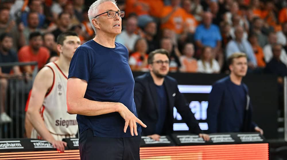 Coach Gordon Herbert sah den ersten Sieg des FC Bayern München in dieser Euroleague-Saison. / Foto: Jan-Philipp Strobel/dpa