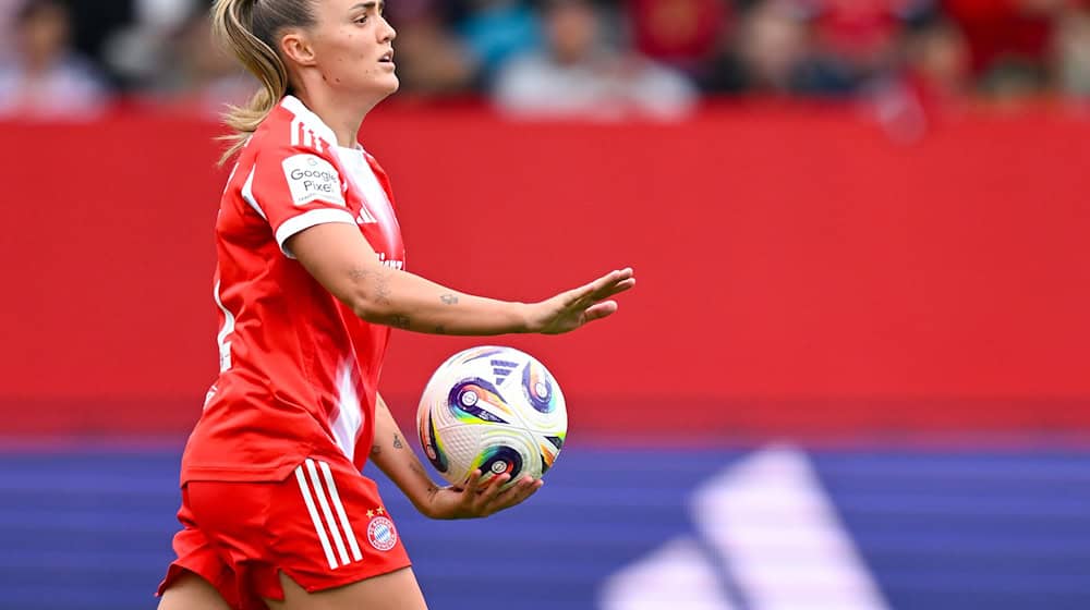Flach spielen, hoch gewinnen: Bayerns Georgia Stanway. / Foto: Sven Hoppe/dpa post-slider