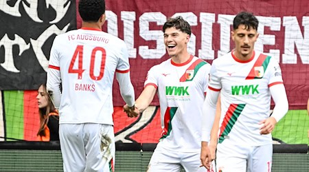 Noahkai Bank (l) und Mert Kömür (M) beim Torjubel. Beim 3:1 gegen Wolfsburg trafen beide Youngster zuletzt. (Archivbild) / Foto: Harry Langer/dpa