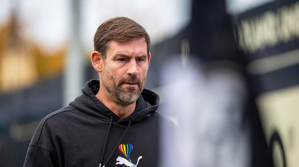 Trainer Thomas Kleine fordert eine Reaktion seiner Mannschaft. / Foto: Harald Tittel/dpa