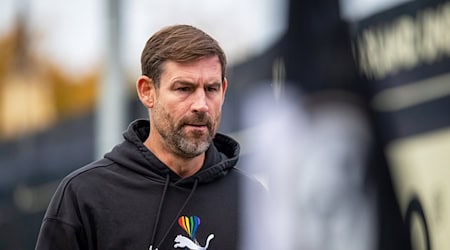 Trainer Thomas Kleine fordert eine Reaktion seiner Mannschaft. / Foto: Harald Tittel/dpa
