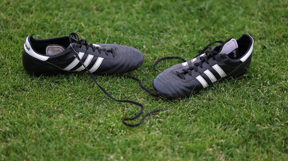 Nach einem Fußballspiel im Kreis Regensburg kam es zwischen einigen Spielern zu einer Auseinandersetzung. (Symbolbild) / Foto: Friso Gentsch/dpa