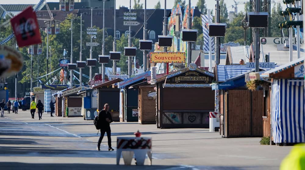 Am Mittwoch blieb die Wiesn lange leer - der Gastgewerbeverband Dehoga bringt nun einen Extra-Tag ins Spiel. / Foto: Matthias Schrader/AP/dpa