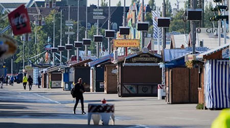 Am Mittwoch blieb die Wiesn lange leer - der Gastgewerbeverband Dehoga bringt nun einen Extra-Tag ins Spiel. / Foto: Matthias Schrader/AP/dpa