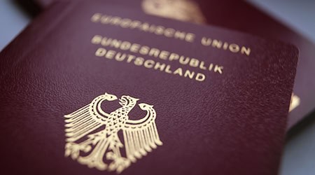 Normalerweise bekommt man nur einen Reisepass. Jetzt hat ein Gericht aber eine Ausnahme erlaubt, die einiges erleichtern könnte. (Symbolbild) / Foto: Karl-Josef Hildenbrand/dpa/dpa-tmn Normalerweise bekommt man nur einen Reisepass. Jetzt hat ein Gericht aber eine Ausnahme erlaubt, die einiges erleichtern könnte. (Symbolbild) / Foto: Karl-Josef Hildenbrand/dpa/dpa-tmn