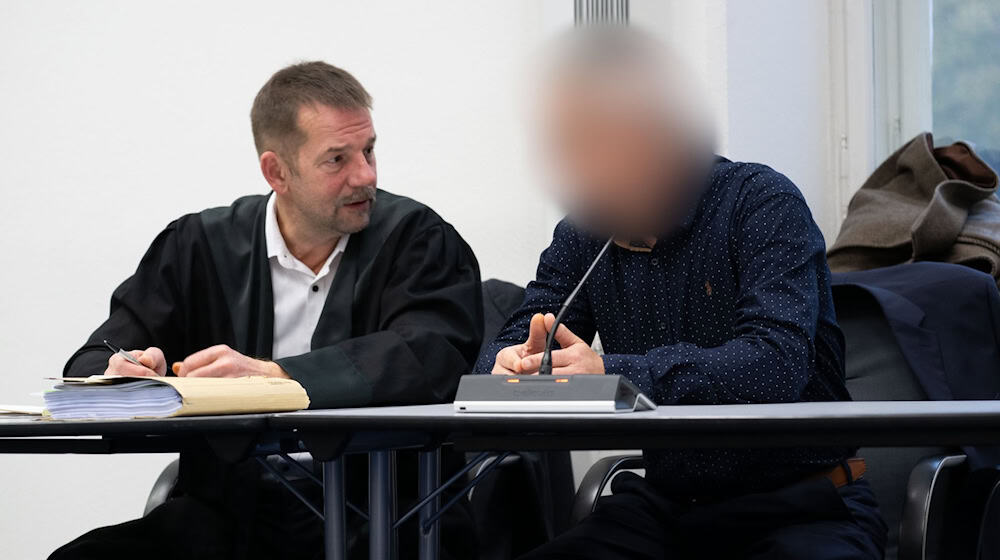 Im Prozess um mehrere Giftanschläge hat der Angeklagte (rechts) ein Geständnis abgelegt. (Archivbild) / Foto: Pia Bayer/dpa Im Prozess um mehrere Giftanschläge hat der Angeklagte (rechts) ein Geständnis abgelegt. (Archivbild) / Foto: Pia Bayer/dpa