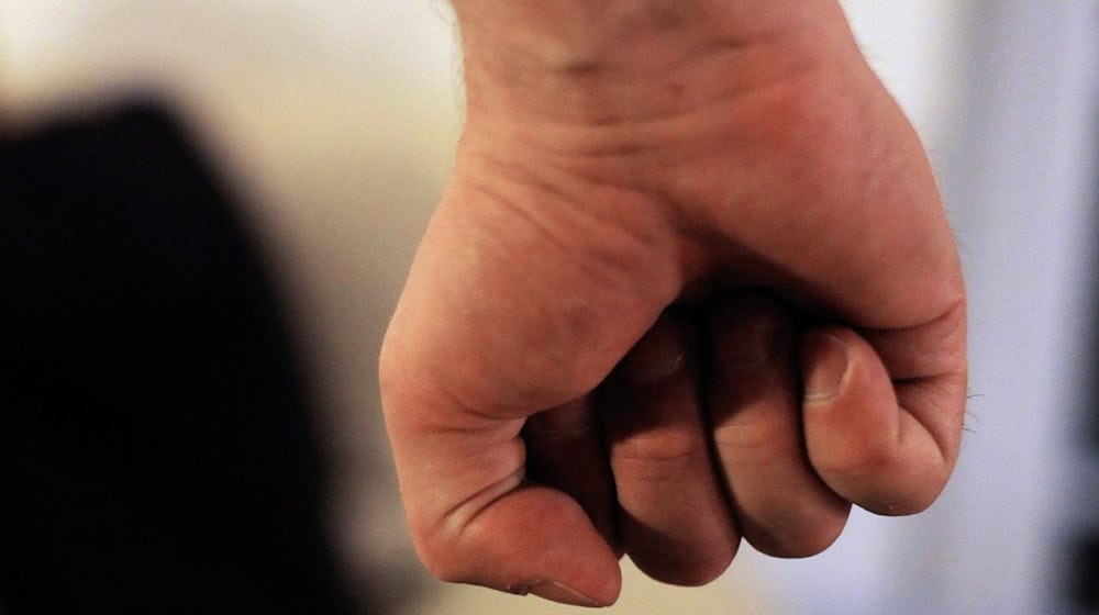 Der Mann soll die 18-Jährige so massiv gewürgt haben, dass sie im Krankenhaus behandelt werden musste. (Symbolbild) / Foto: picture alliance / Maurizio Gambarini/dpa