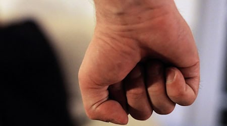 Der Mann soll die 18-Jährige so massiv gewürgt haben, dass sie im Krankenhaus behandelt werden musste. (Symbolbild) / Foto: picture alliance / Maurizio Gambarini/dpa