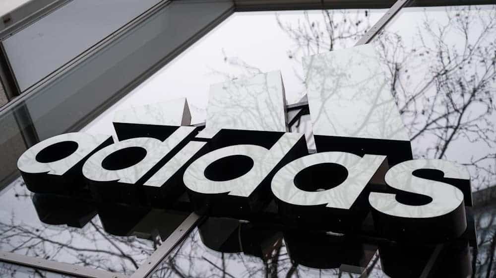 Die Auseinandersetzung um das Verlassen des Flächentarifvertrags durch Adidas wird härter (Archivbild).  / Foto: Christophe Gateau/dpa