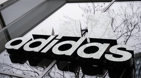 Die Auseinandersetzung um das Verlassen des Flächentarifvertrags durch Adidas wird härter (Archivbild).  / Foto: Christophe Gateau/dpa