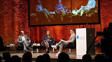 Die Gewinnerinnen und Gewinner des Bayerischen Buchpreises werden traditionell im Rahmen einer öffentlichen Diskussionsrunde gekürt. (Archivbild) / Foto: Uwe Lein/dpa