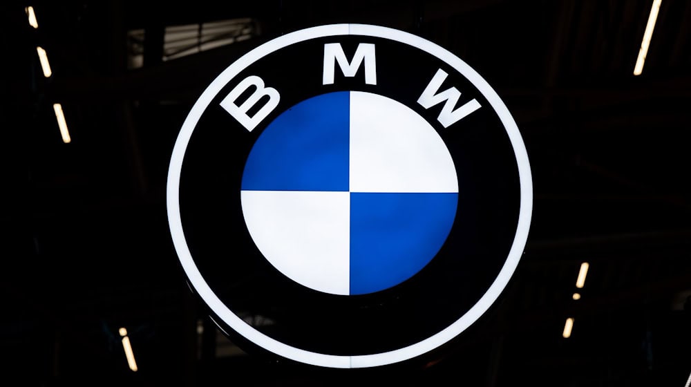 Gerade noch hat BMW steigende Absätze vermeldet, jetzt muss der Konzern seine Jahresprognose kappen.  / Foto: Sven Hoppe/dpa