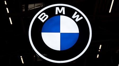 Gerade noch hat BMW steigende Absätze vermeldet, jetzt muss der Konzern seine Jahresprognose kappen.  / Foto: Sven Hoppe/dpa