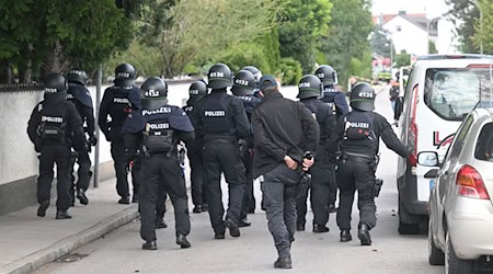 Mit einem Großaufgebot war die Polizei vor Ort.  / Foto: Felix Hörhager/dpa