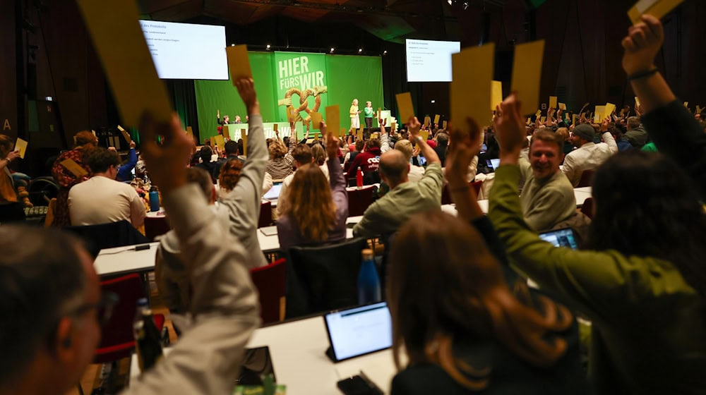Mit großer Mehrheit stimmten die Delegierten für den Leitantrag zum Thema Wohnen.  / Foto: Daniel Löb/dpa Mit großer Mehrheit stimmten die Delegierten für den Leitantrag zum Thema Wohnen.  / Foto: Daniel Löb/dpa