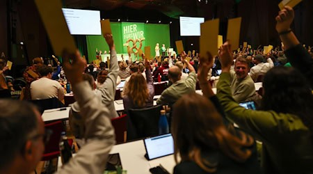 Mit großer Mehrheit stimmten die Delegierten für den Leitantrag zum Thema Wohnen.  / Foto: Daniel Löb/dpa Mit großer Mehrheit stimmten die Delegierten für den Leitantrag zum Thema Wohnen.  / Foto: Daniel Löb/dpa