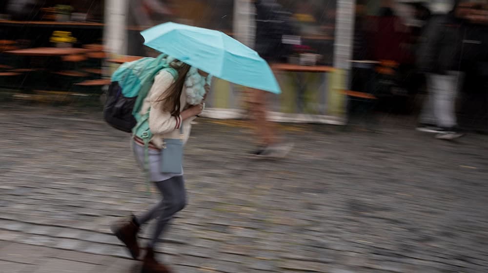 Am Wochenende bleibt es windig in Bayern. (Symbolbild) / Foto: Peter Kneffel/dpa Am Wochenende bleibt es windig in Bayern. (Symbolbild) / Foto: Peter Kneffel/dpa