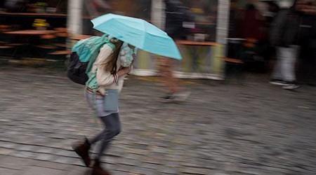 Am Wochenende bleibt es windig in Bayern. (Symbolbild) / Foto: Peter Kneffel/dpa Am Wochenende bleibt es windig in Bayern. (Symbolbild) / Foto: Peter Kneffel/dpa