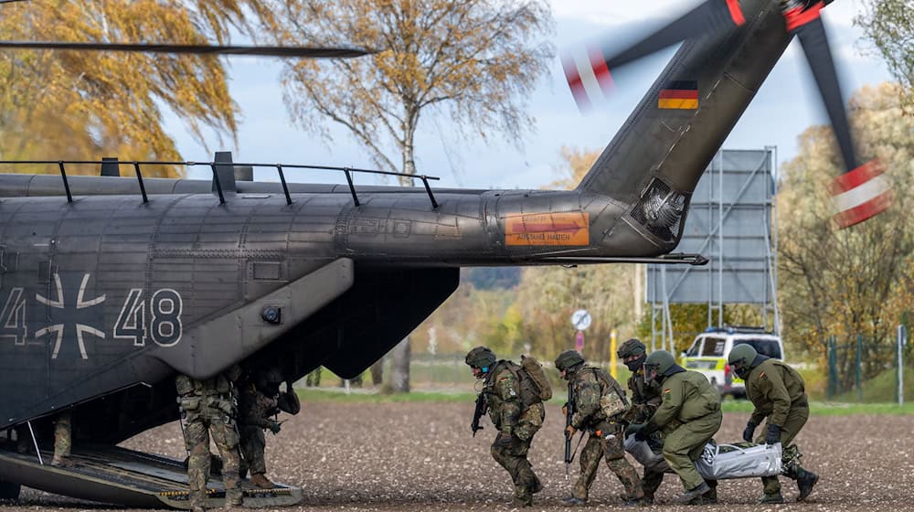 Bei einer Bundeswehr-Übung bringen Soldaten einen von einem Soldaten gespielten Verletzten zu einem Hubschrauber. / Foto: Armin Weigel/dpa Bei einer Bundeswehr-Übung bringen Soldaten einen von einem Soldaten gespielten Verletzten zu einem Hubschrauber. / Foto: Armin Weigel/dpa