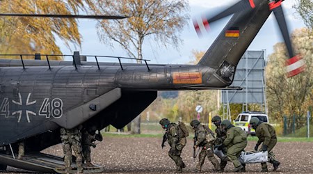 Bei einer Bundeswehr-Übung bringen Soldaten einen von einem Soldaten gespielten Verletzten zu einem Hubschrauber. / Foto: Armin Weigel/dpa Bei einer Bundeswehr-Übung bringen Soldaten einen von einem Soldaten gespielten Verletzten zu einem Hubschrauber. / Foto: Armin Weigel/dpa