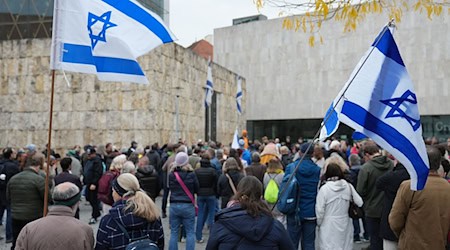 Hunderte Menschen feiern die Freilassung der Geiseln. / Foto: Ehsan Monajati/dpa