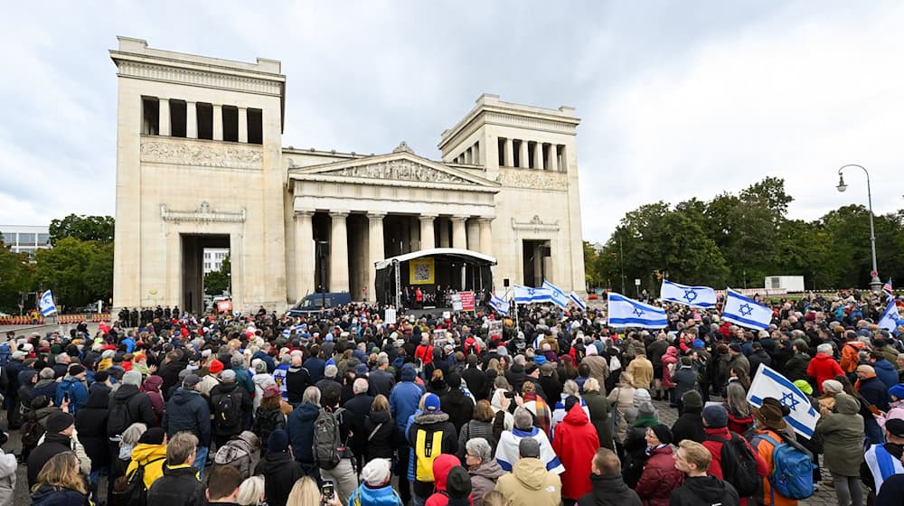 Menschen stehen bei der Kundgebung «Dach gegen Hass» gegen Antisemitismus am Königsplatz in München. / Foto: Tobias Hase/dpa