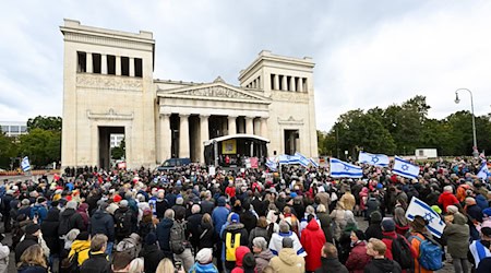 Menschen stehen bei der Kundgebung «Dach gegen Hass» gegen Antisemitismus am Königsplatz in München. / Foto: Tobias Hase/dpa