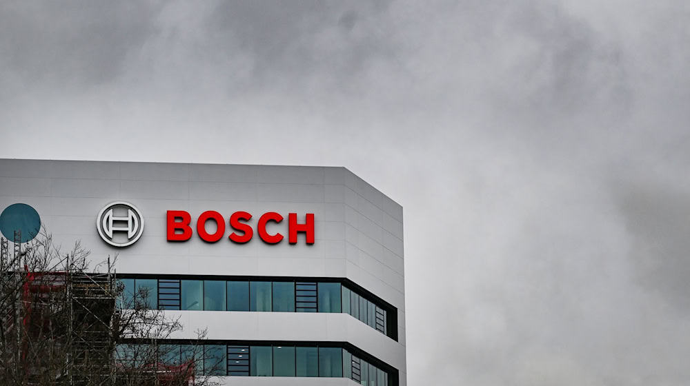 Werden beim Autozulieferer Bosch noch mehr Stellen abgebaut? Die IG Metall befürchtet das. / Foto: Bernd Weißbrod/dpa