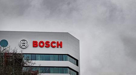 Werden beim Autozulieferer Bosch noch mehr Stellen abgebaut? Die IG Metall befürchtet das. / Foto: Bernd Weißbrod/dpa