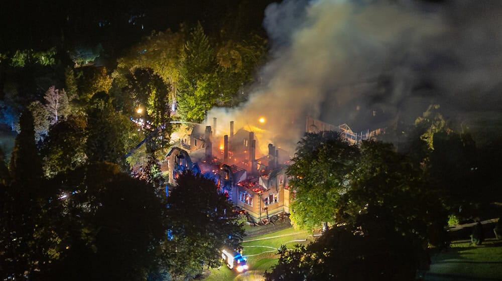 Mehrere Feuerwehren aus der Umgebung rückten an, um den Brand zu löschen. / Foto: Lars Haubner/News5/dpa