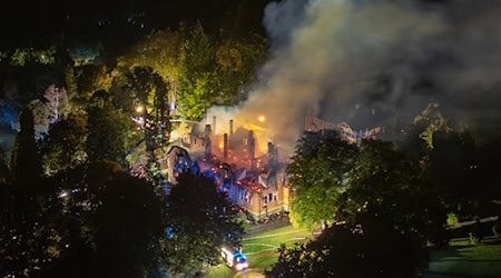 Mehrere Feuerwehren aus der Umgebung rückten an, um den Brand zu löschen. / Foto: Lars Haubner/News5/dpa