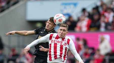 Kölns Isak Johannesson (r) und Augsburgs Robin Fellhauer kämpfen um den Ball. / Foto: Marius Becker/dpa