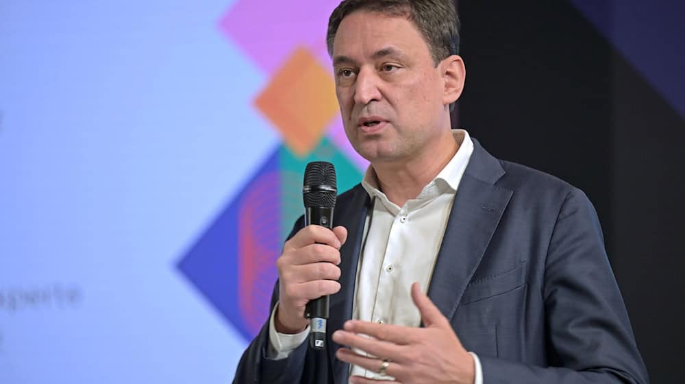 Georg Eisenreich gibt die Verlängerung der Initiative «Justiz und Medien - konsequent gegen Hass» bekannt. / Foto: Malin Wunderlich/dpa